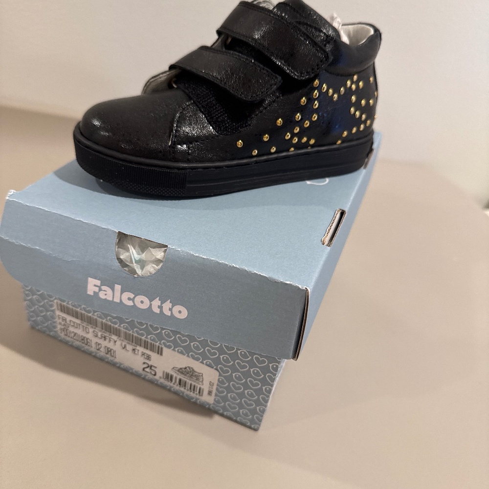 Toddler girl sneaker size 25